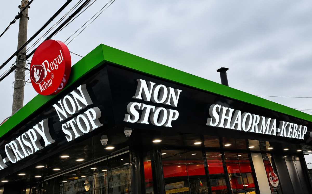 Fast-food & shaorma — casetă luminoasă și litere volumetrice